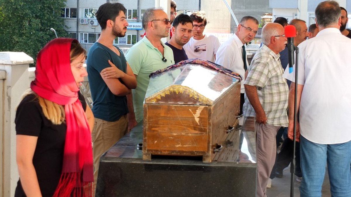 Eski eşi tarafından sokak ortasında öldürülen kadın defnedildi