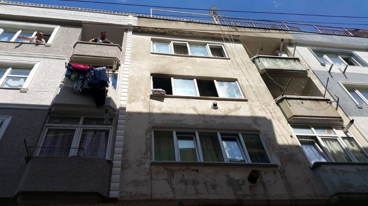 Eski karısının evini ateşe verdi