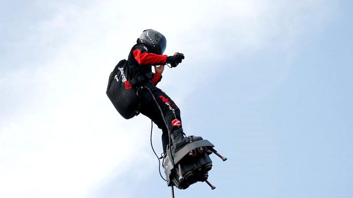 Fransız \'uçan asker\' flyboard ile Manş Denizi\'ni geçerken suya düştü