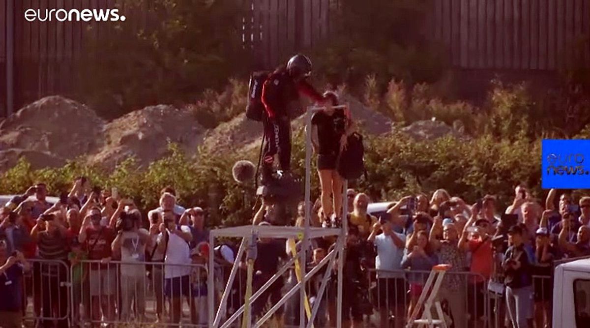 Fransız \'uçan asker\' flyboard ile Manş Denizi\'ni geçerken suya düştü