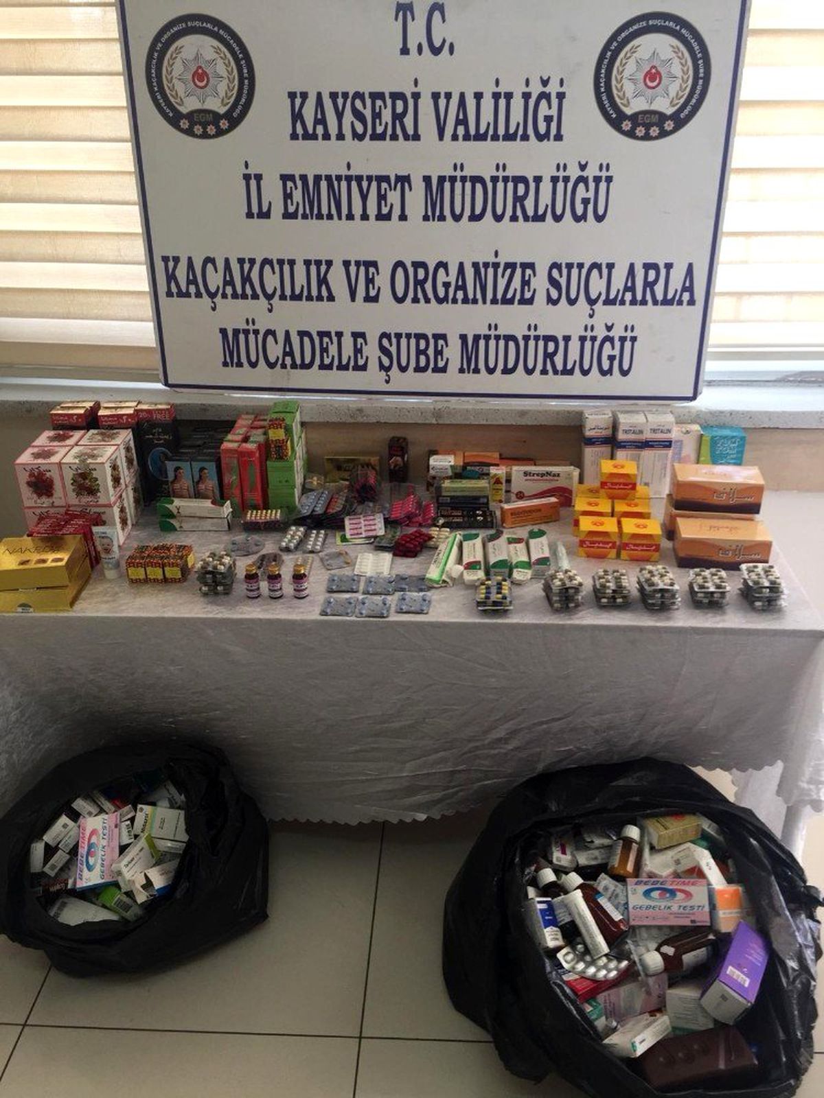 Giyim mağazasında cinsel içerikli hap ele geçirildi