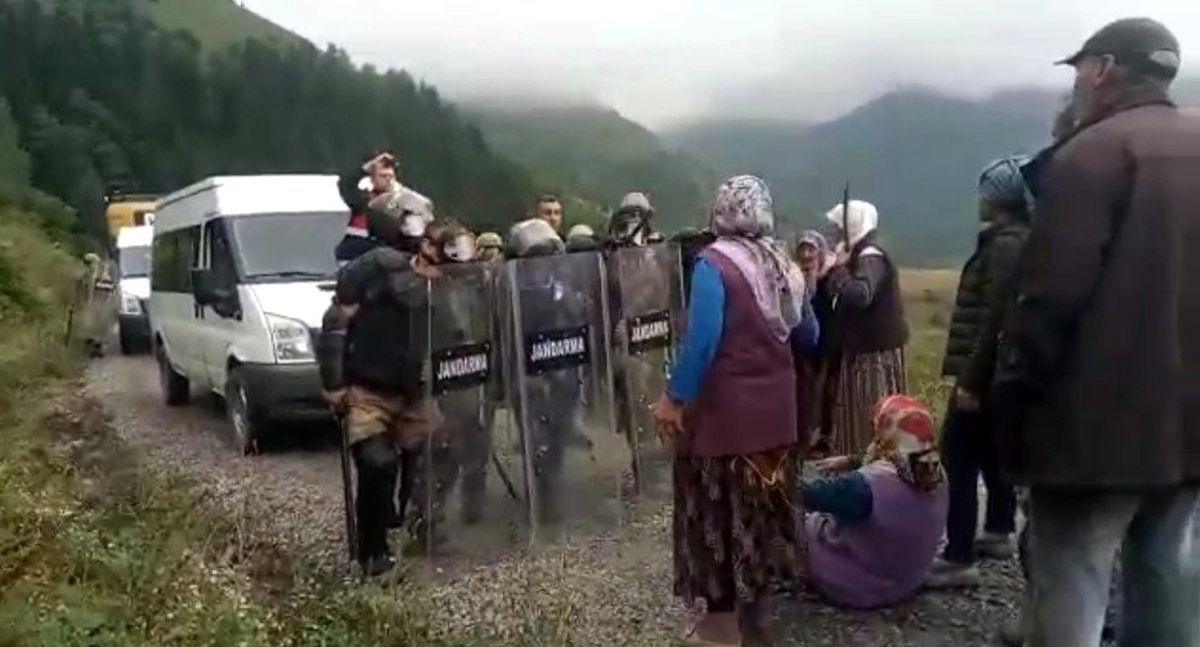 Gümüşhane\'de köylüler ile jandarma arasında yayla yolu gerginliği
