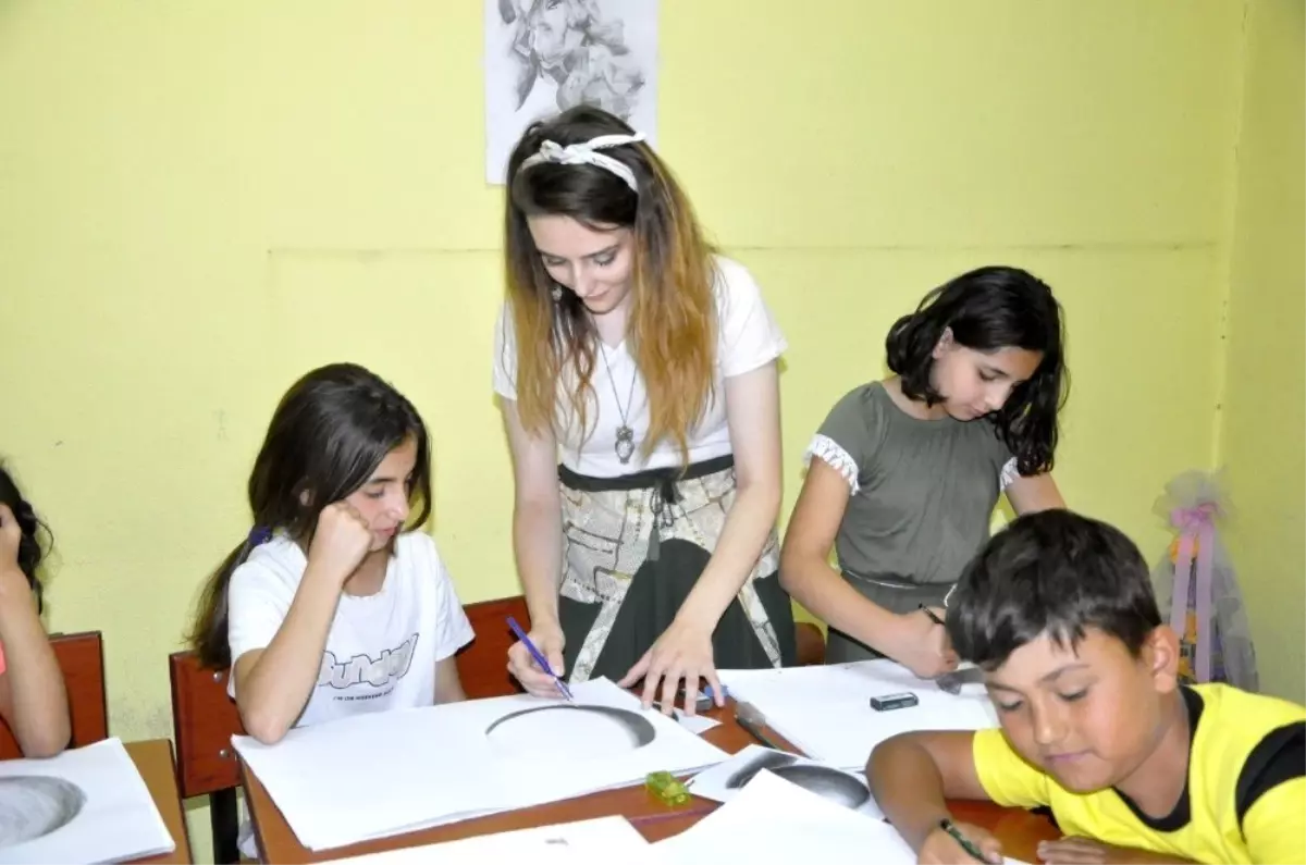 Gürün\'de ressamlar çekirdekten yetişiyor