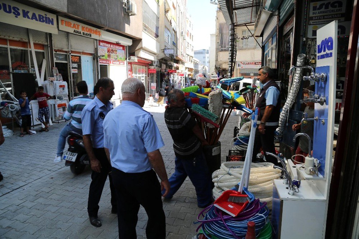 Haliliye\'de zabıta ekipleri kaldırımları denetledi