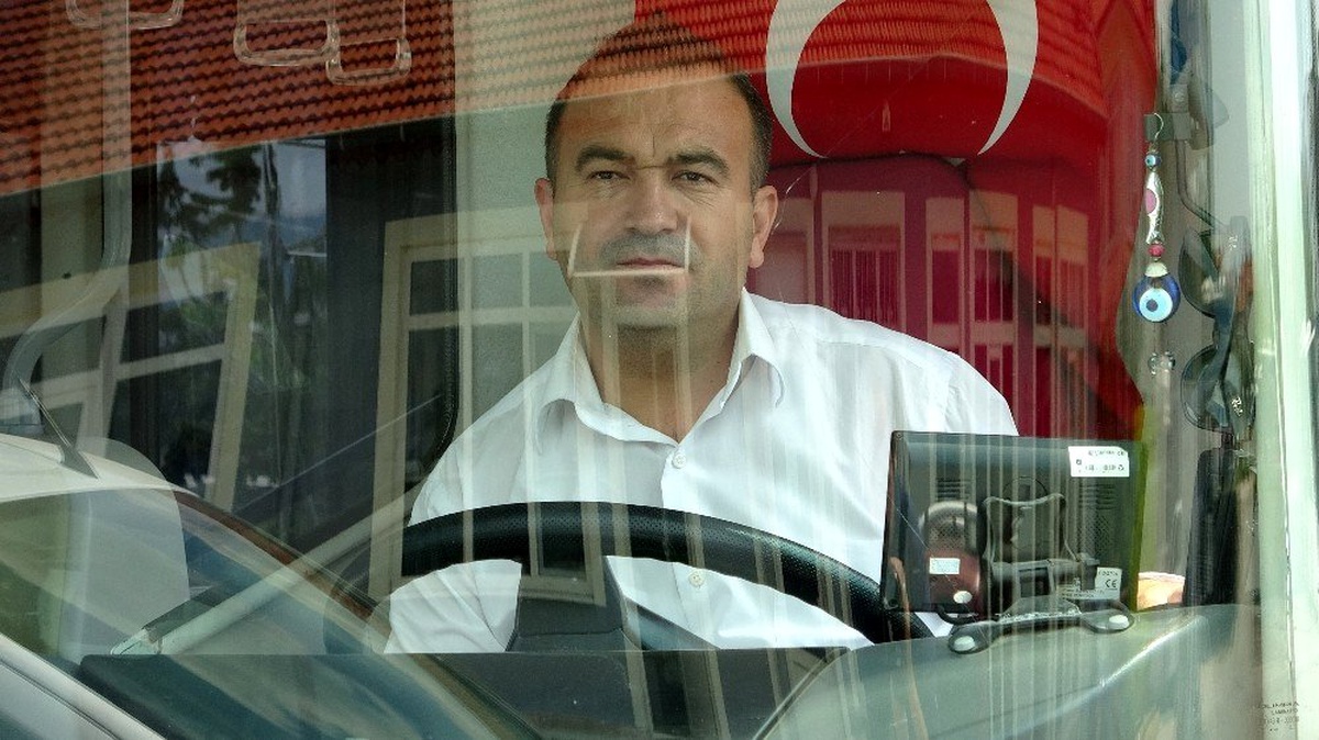 Halk otobüsünü sağlık merkezine sürdü, yolcunun hayatını kurtardı