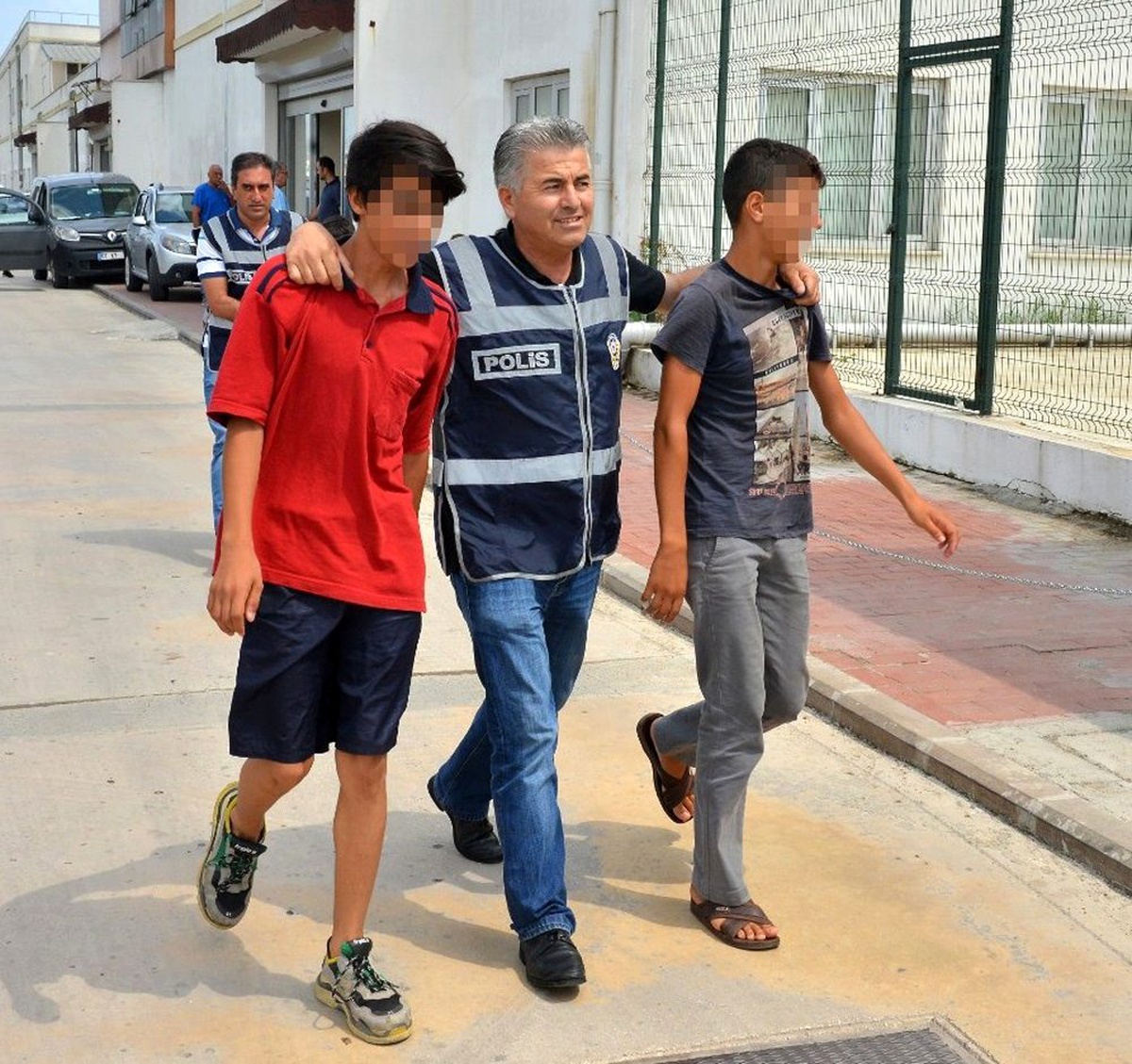 Hamile kediyi pitbullun ağzına atan çocuklardan şok sözler