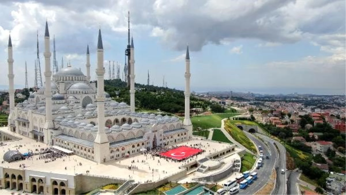 Havadan fotoğraflarla Çamlıca Camii avlusundaki Kur\'an kursu şenliği