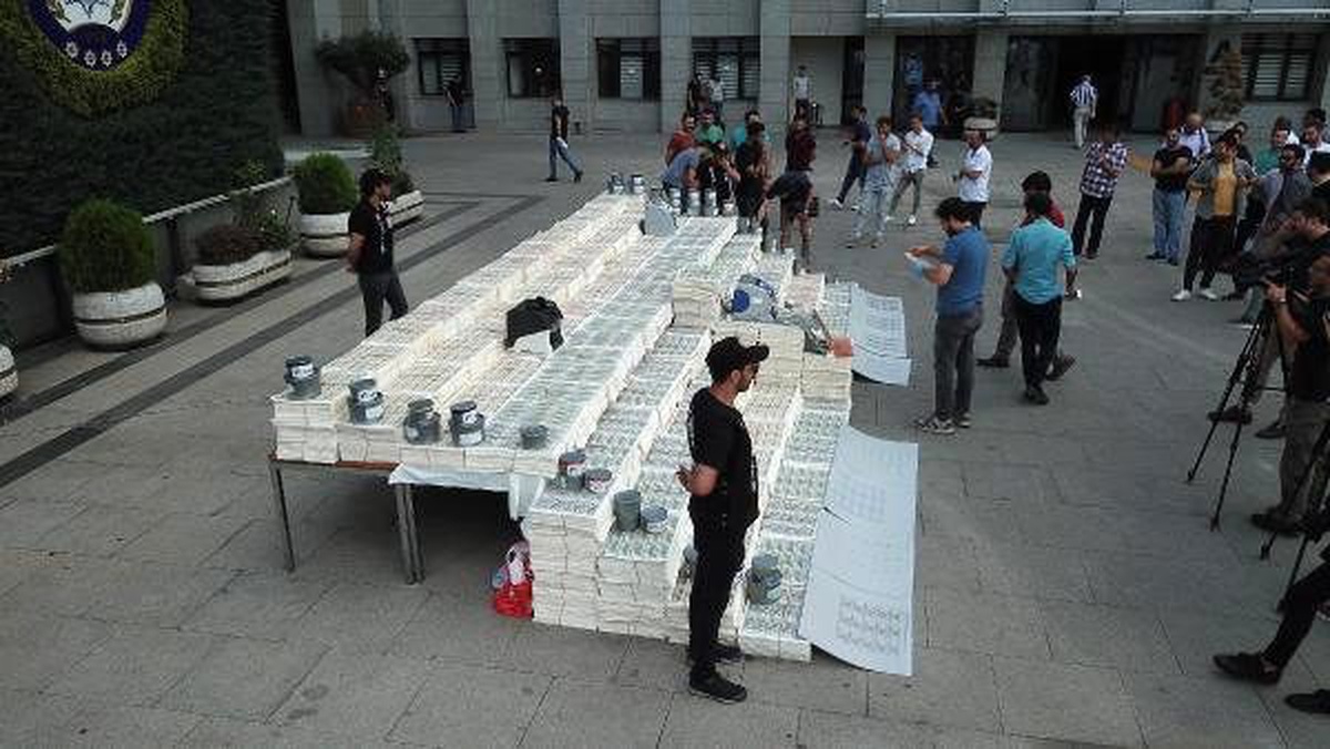 (Havadan fotoğraflarla) - Sahte dolarlar emniyetin bahçesinde sergileniyor (1)