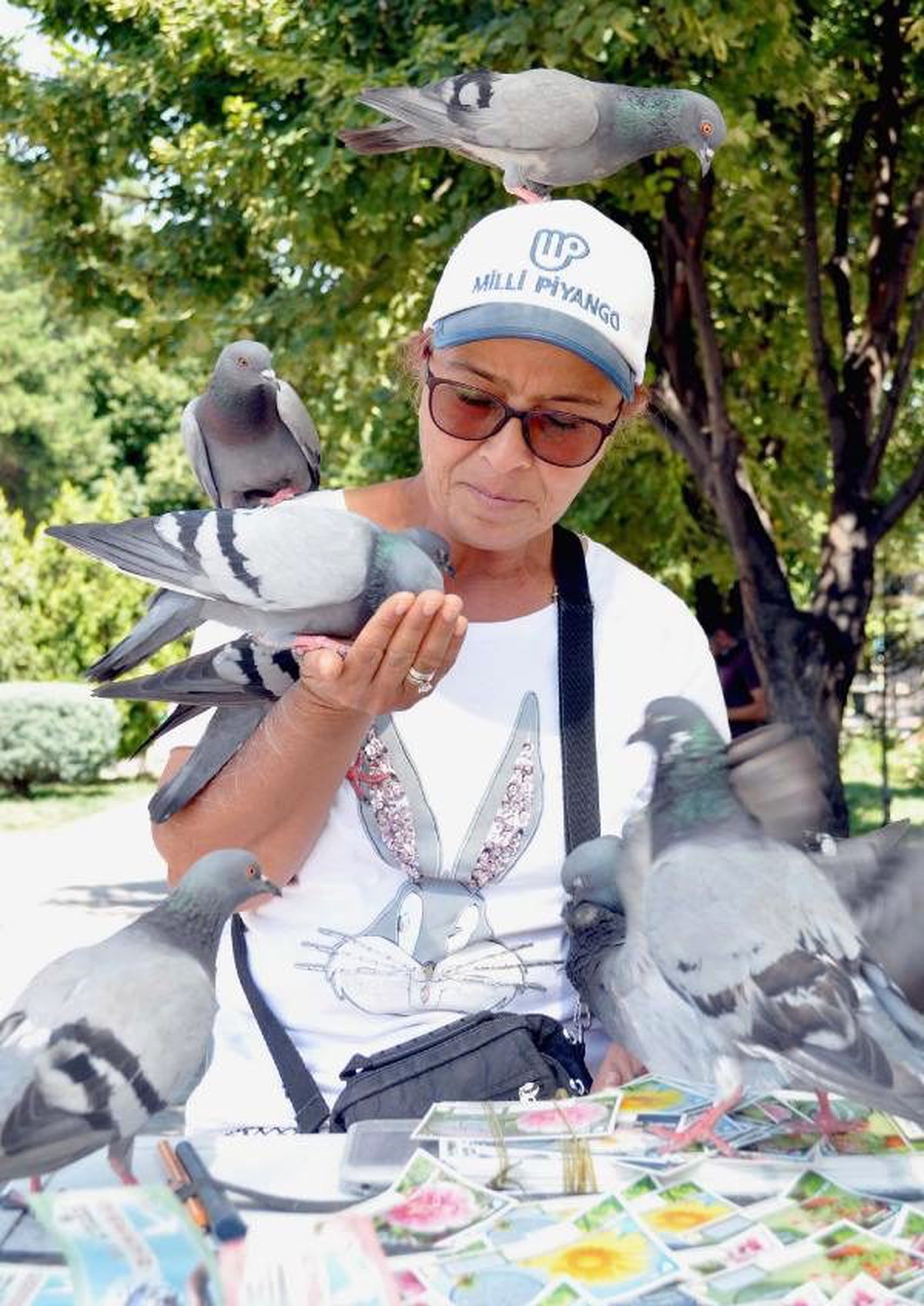 Hem şans dağıtıyor hem de kuşları besliyor