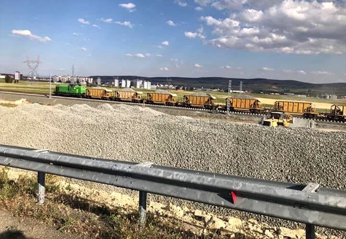 Hızlı trende ray döşeme çalışmaları sürüyor