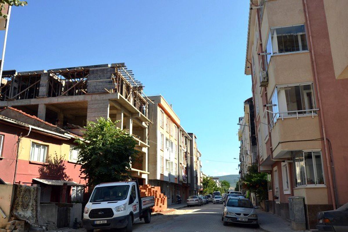 İnşaattan düşen işçi ağır yaralandı