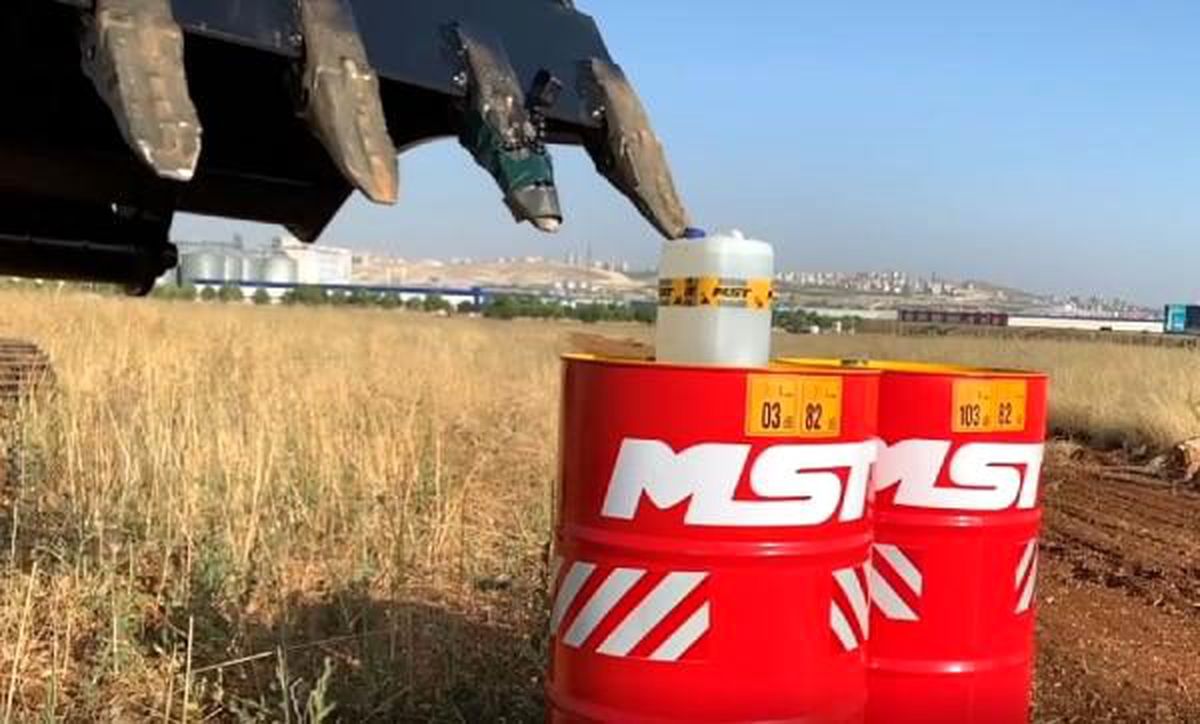 İş makinesi ile şişe kapağı açtı, binlerce beğeni topladı