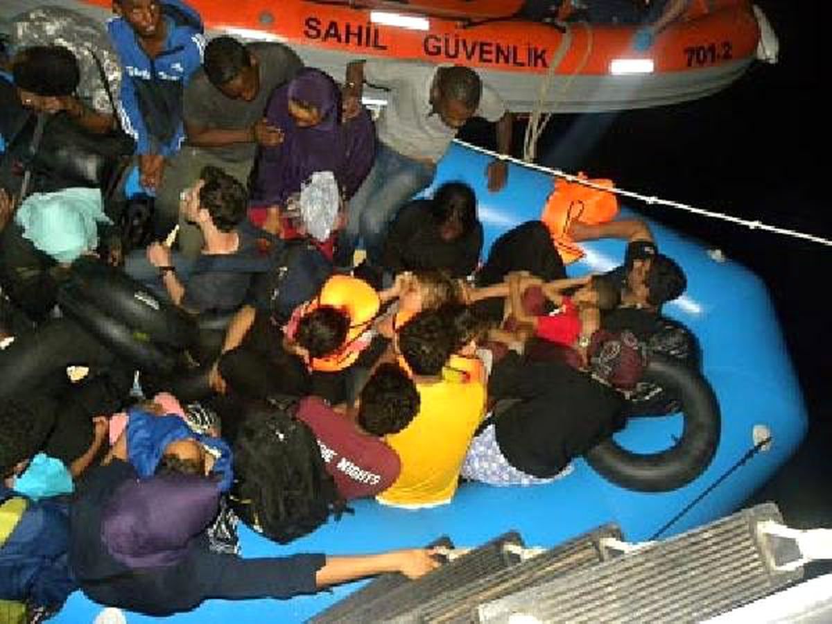 İzmir\'de lastik botta 35 kaçak göçmen yakalandı