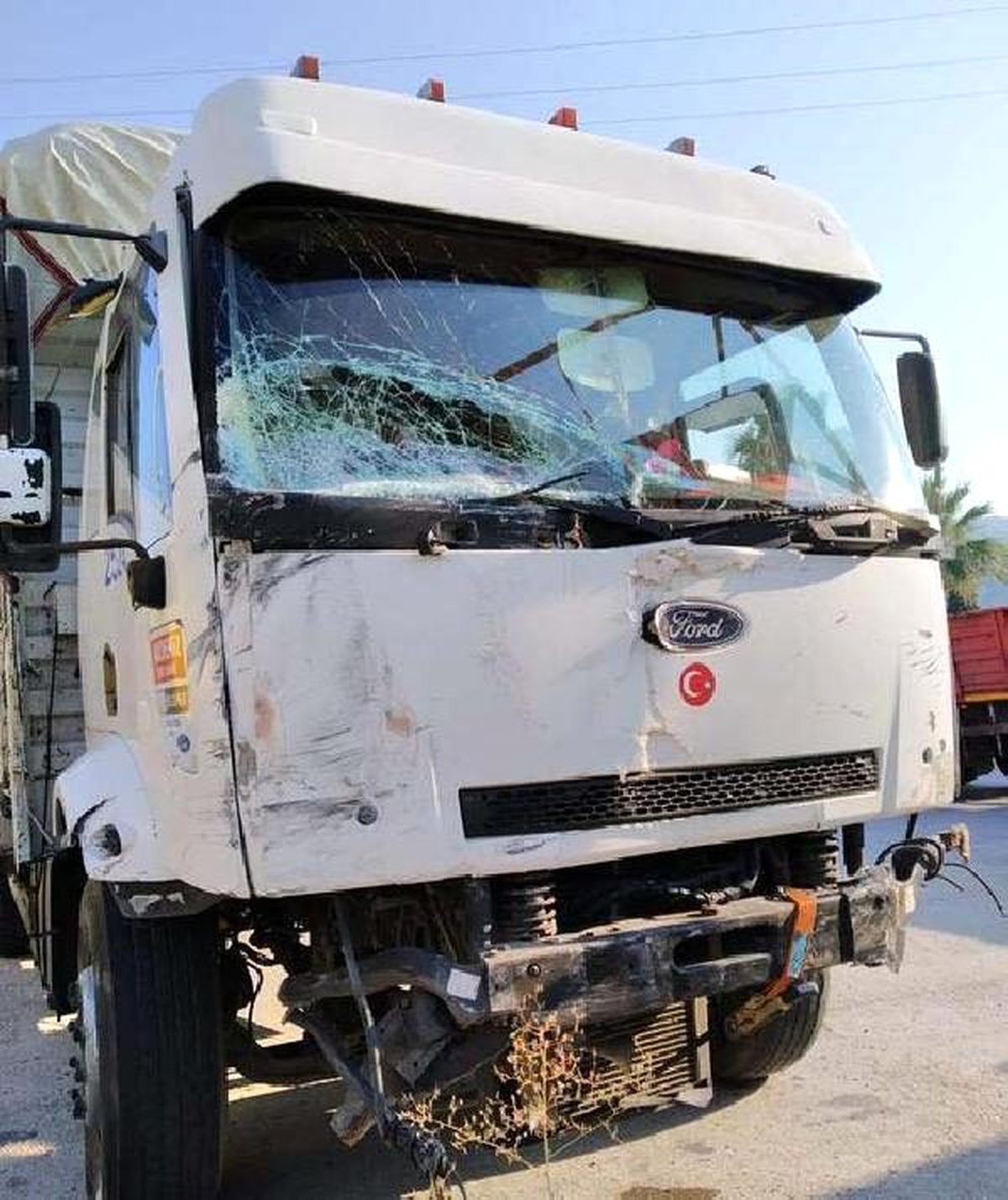Kamyonla çarpışan minibüsün sürücüsü yaralandı, kızı öldü