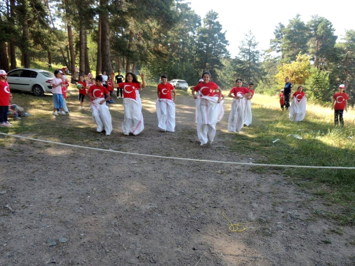 Kars\'ta polislerle çocuklar gönüllerince eğlendi
