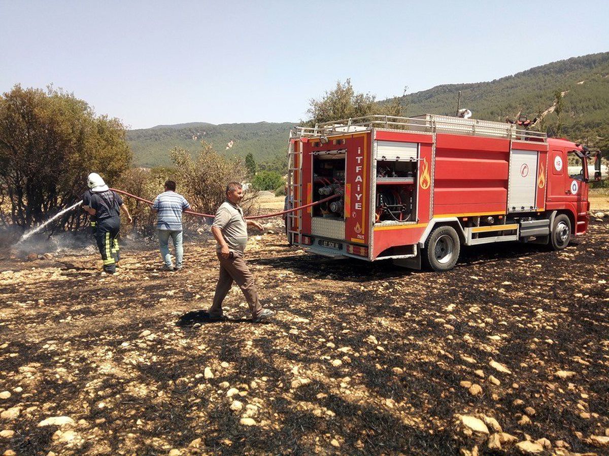 Kaş\'ta çıkan anız yangını korkuttu