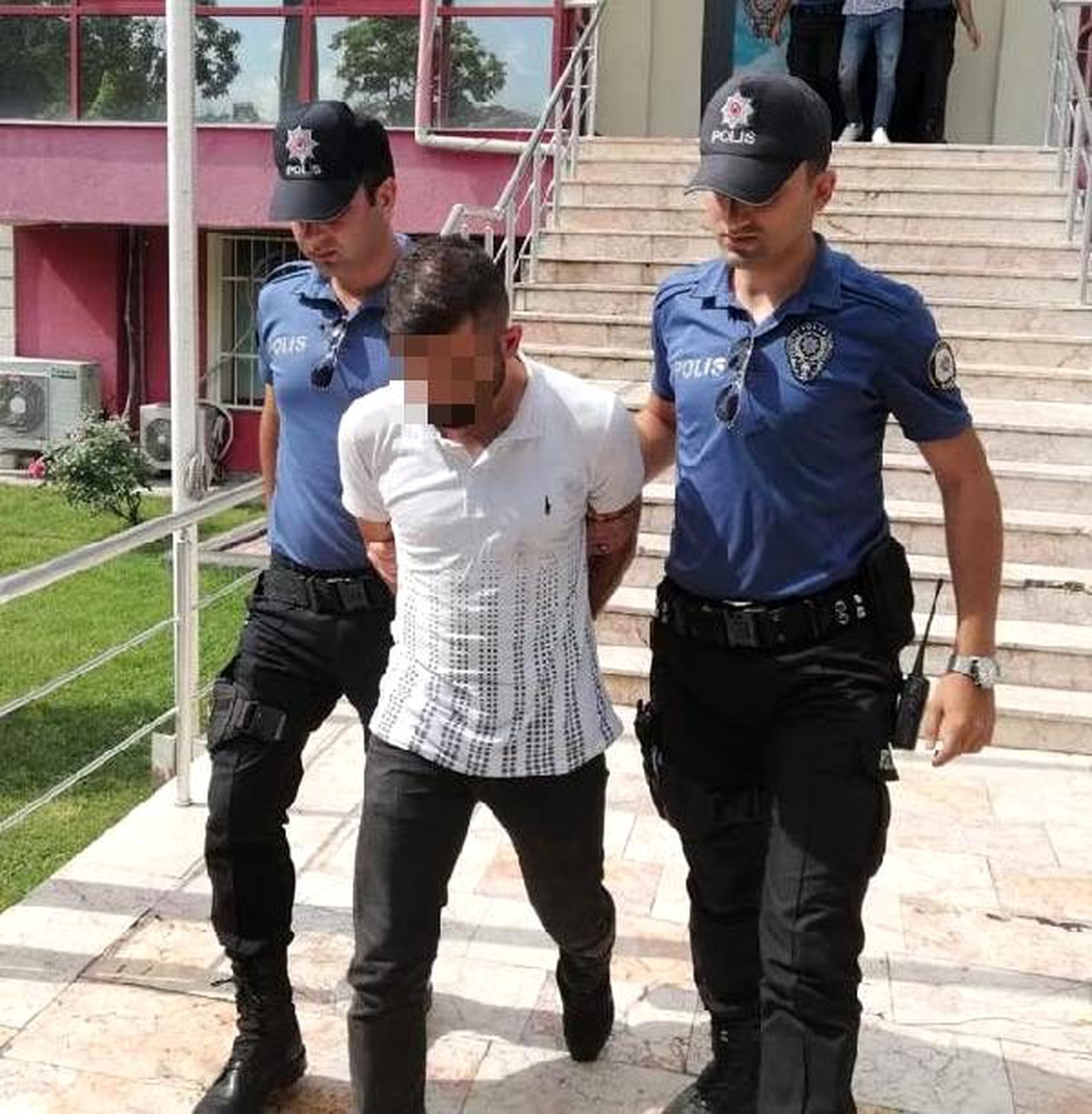 Kavgayı ayırmaya gelen polislerin üzerine bıçakla yürüdü