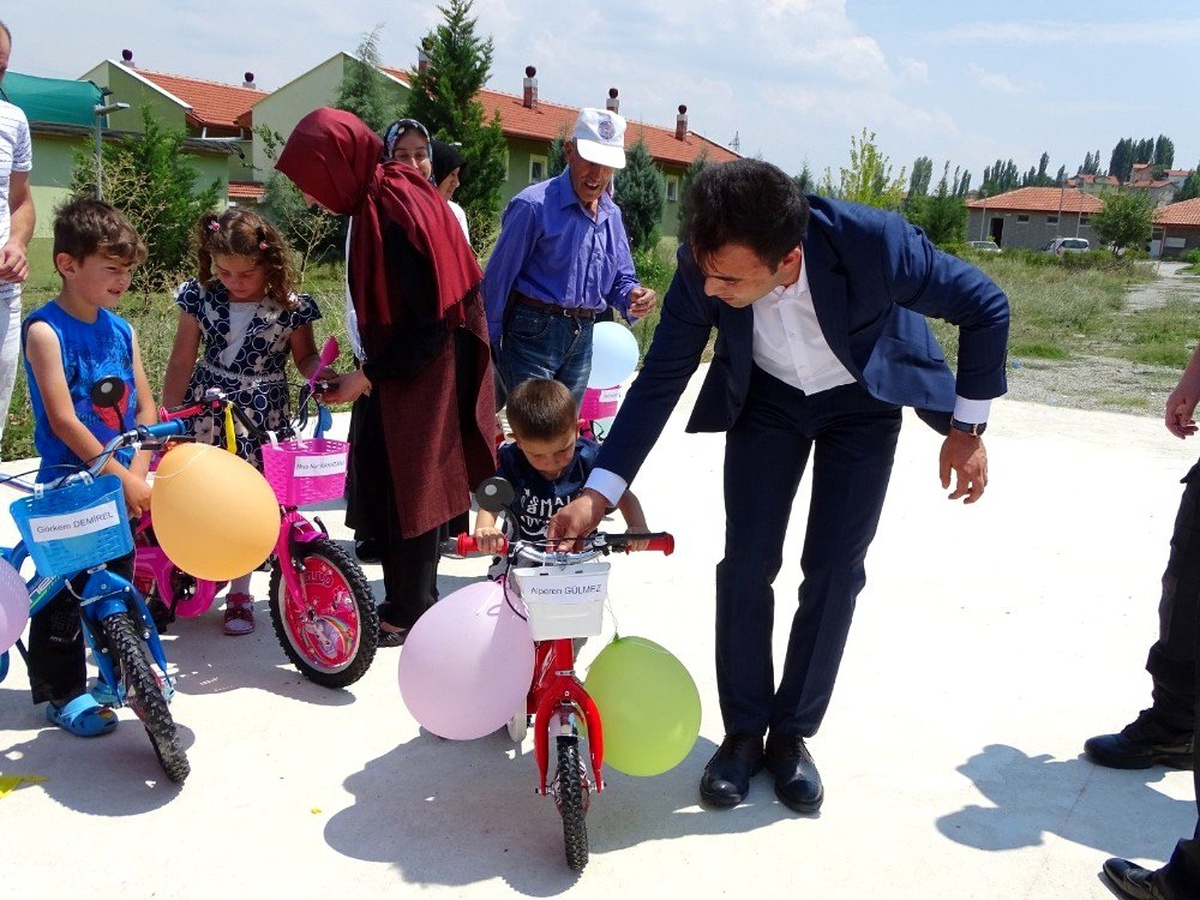 Kaymakam Okatan, miniklere bisiklet kullanmasını öğretti