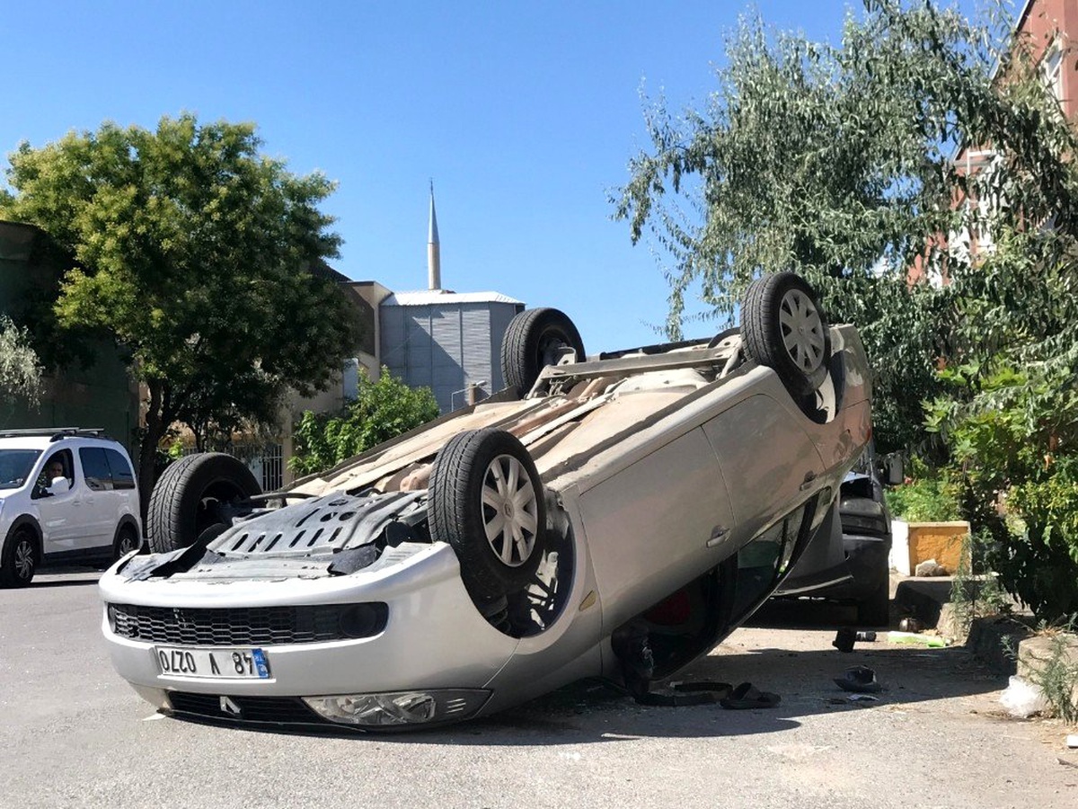 Kaza yapan otomobil ters döndü