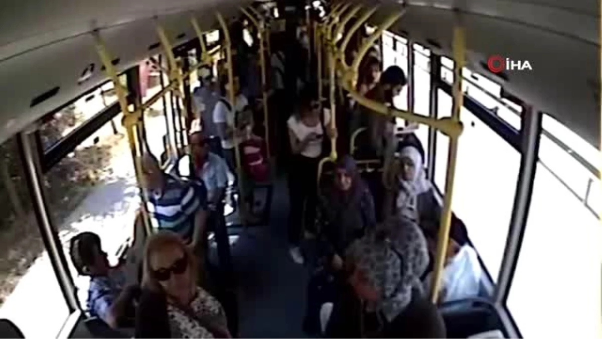 Kocaeli\'de otobüs şoförü, Türk bayrağını yerde bırakmadıOtobüsünü durdurup bayrağı yerden...