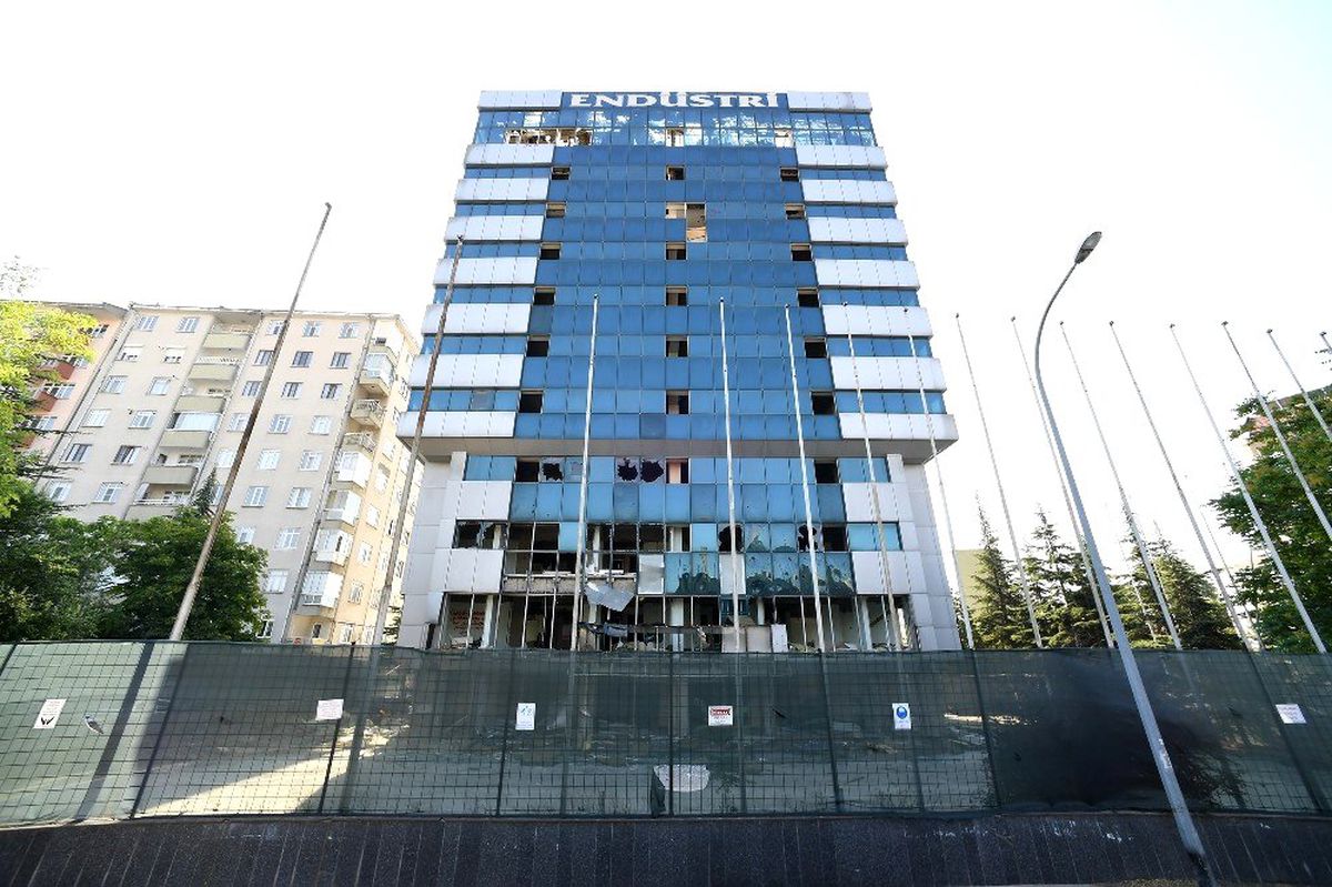 Konya\'da batan Endüstri Holdingin binası yıkılıyor