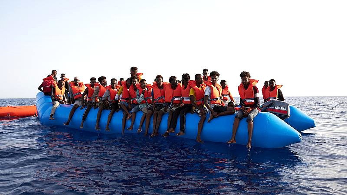 Libya açıklarında göçmenleri taşıyan tekne battı, 116 kişi kayıp