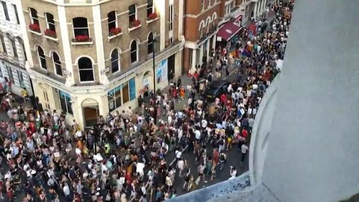 Londra\'da Boris Johnson karşıtı protestolar düzenledi