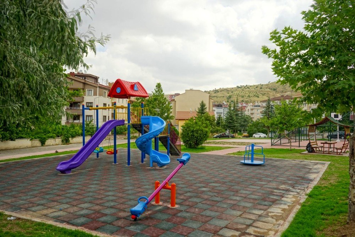 Mahallelerdeki çocuk parkları yenileniyor