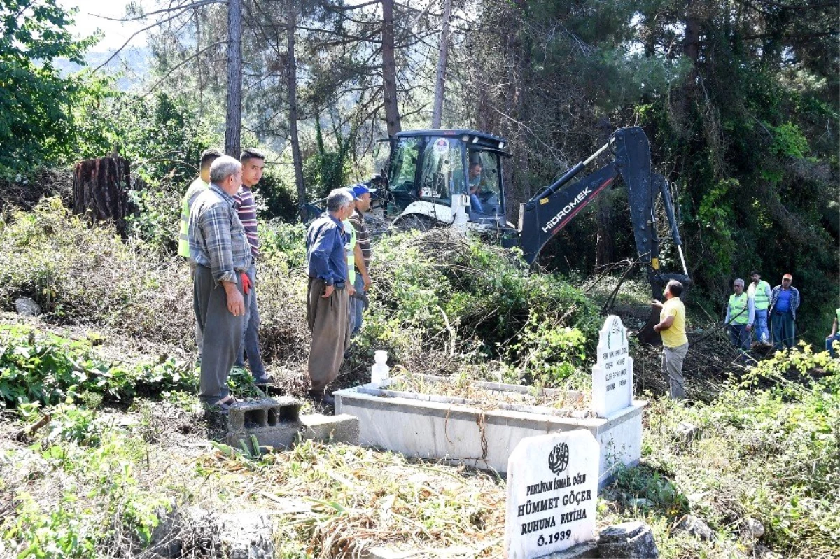 Mersin\'de belediye ekipleriyle vatandaşlar mezarlık temizliği yaptı