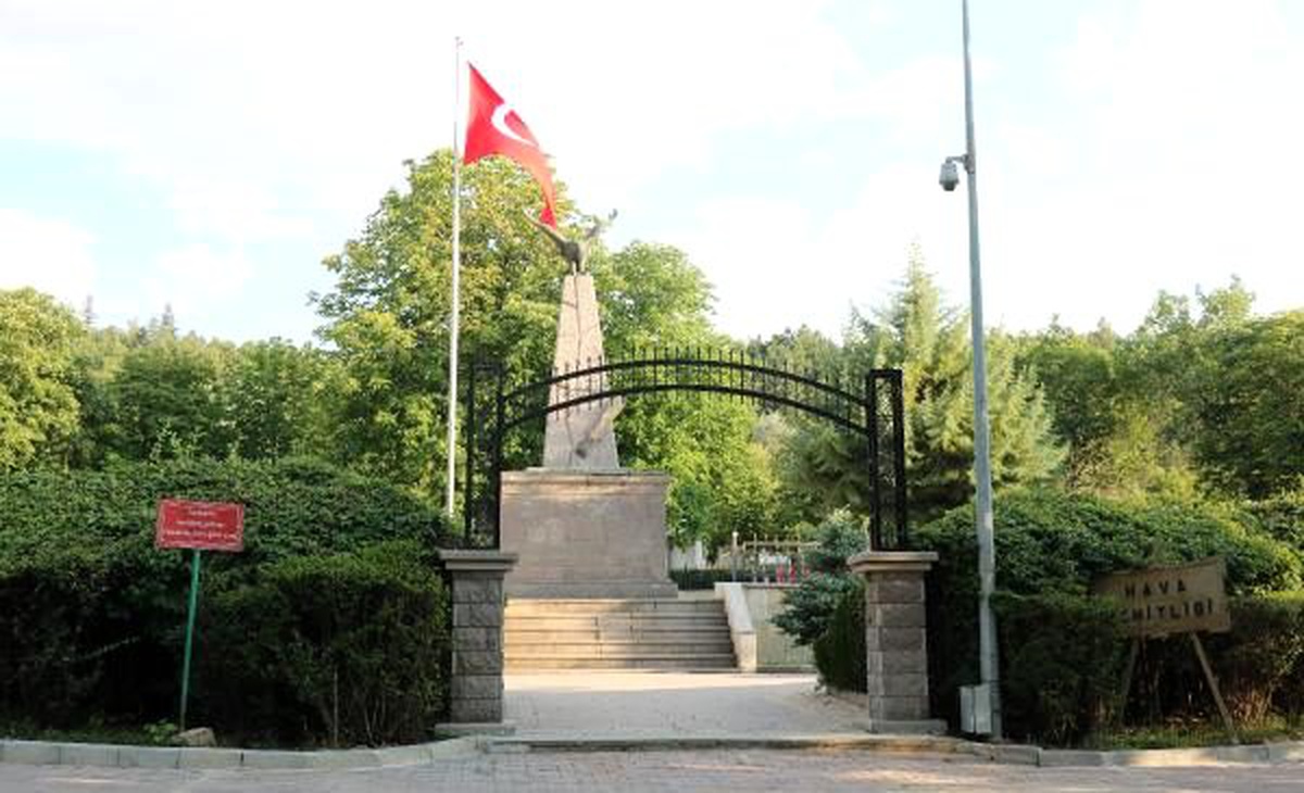 Milli mücadelenin son hava şehitleri 97 yıldır Afyonkarahisar\'da yatıyor