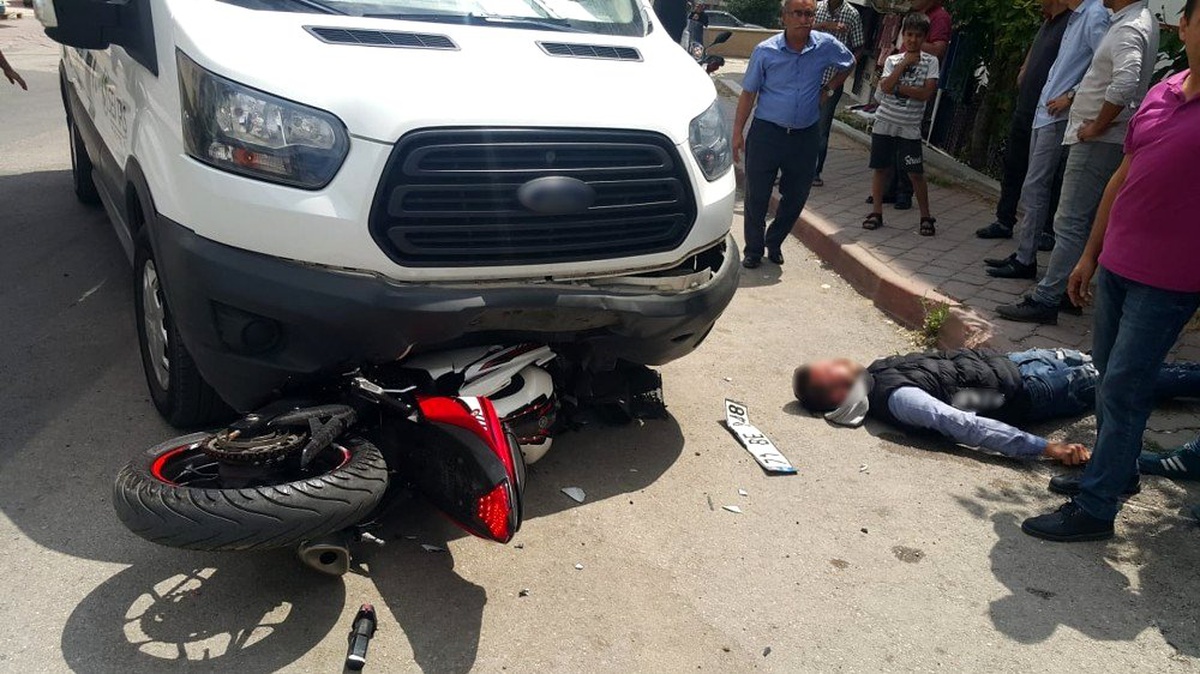 Motosiklet minibüsün altında kaldı, sürücüsü ağır yaralandı