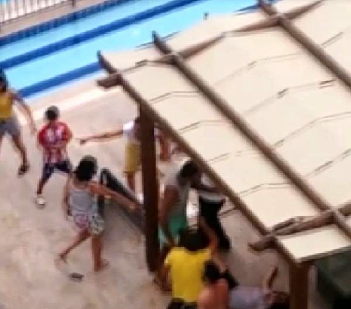 Nişanlı çift, havuz başında bayılıncaya kadar dövüldü