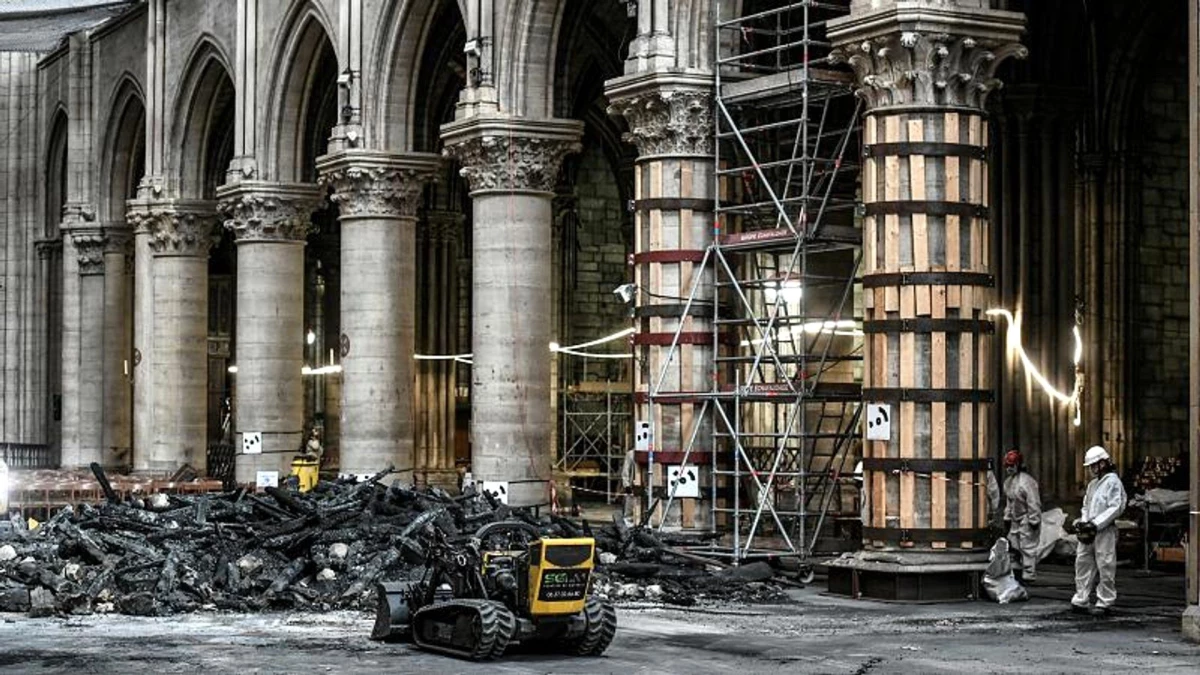 Notre Dame Katedrali\'ndeki hasarın boyutu görüntülendi