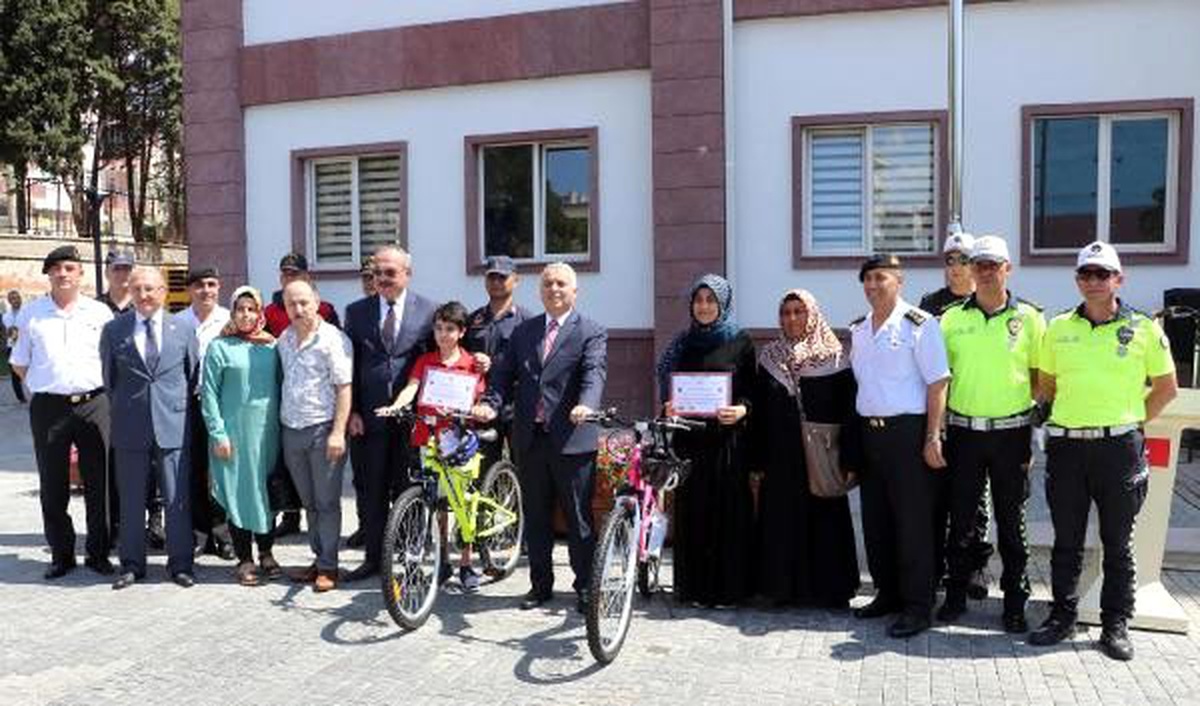 Öğrenciler \'Dikkat Sizden Notlar Bizden\' projesinde kazandıkları bisikletleri aldı