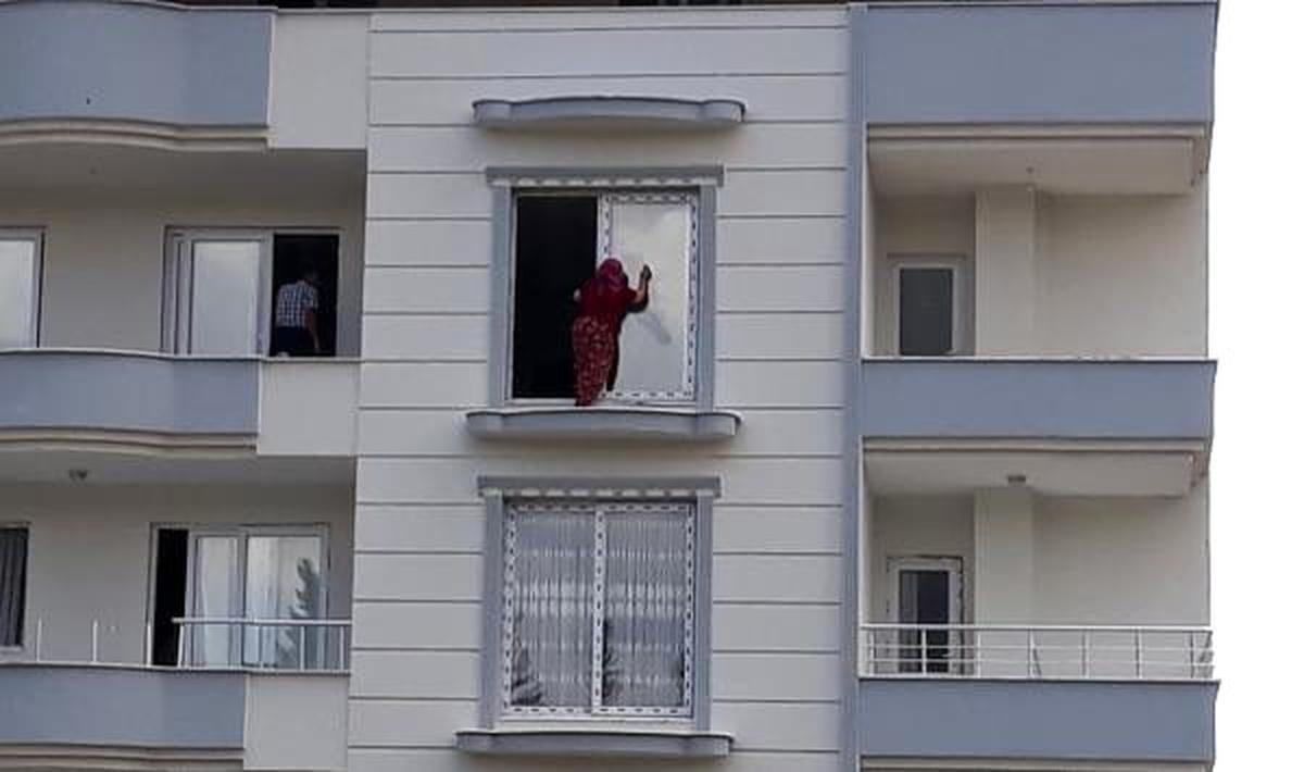 Önlem almadan cam silen kadınlar korkuttu