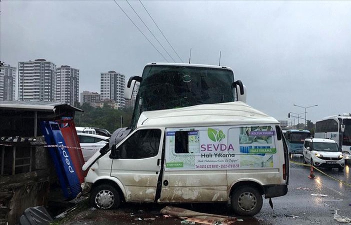Ordu\'da yolcu otobüsü minibüsle çarpıştı: 3 ölü, 11 yaralı