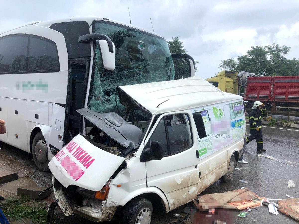 Ordu\'nun Fatsa ilçesinde bir yolcu otobüsü ile minibüsün çarpıştığı trafik kazasında ölü ve...