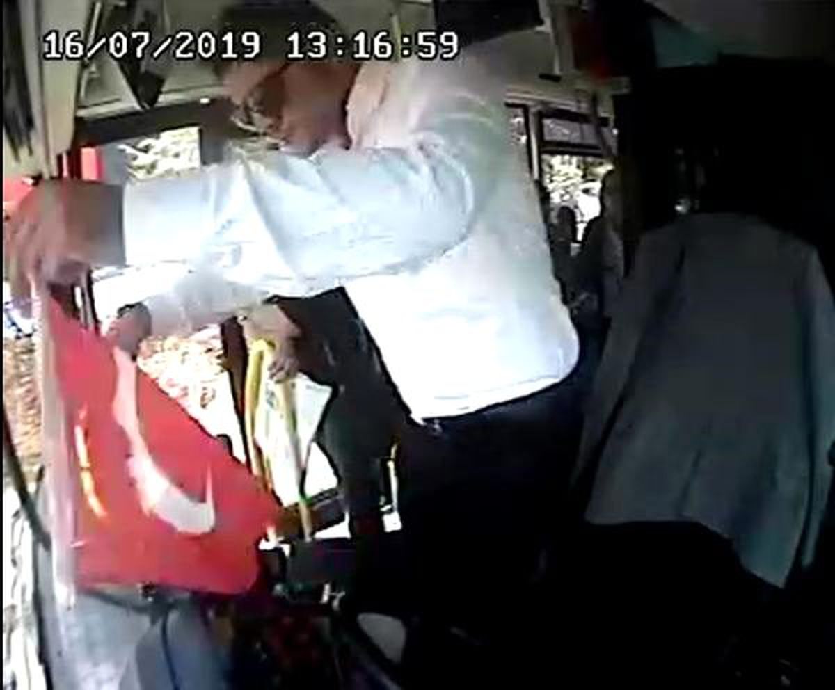 Otobüs şoförü, bayrağı yerde bırakmadı
