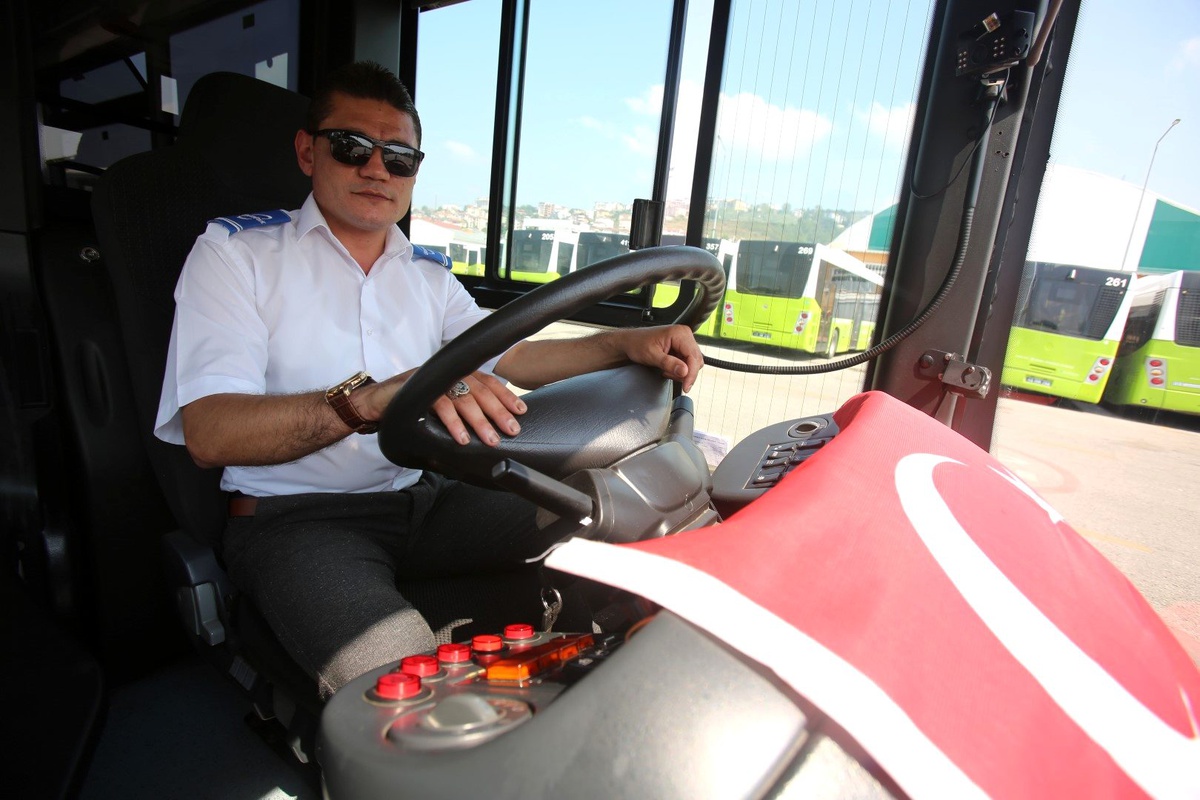 Otobüs şoförü, Türk Bayrağı\'nı yerde bırakmadı