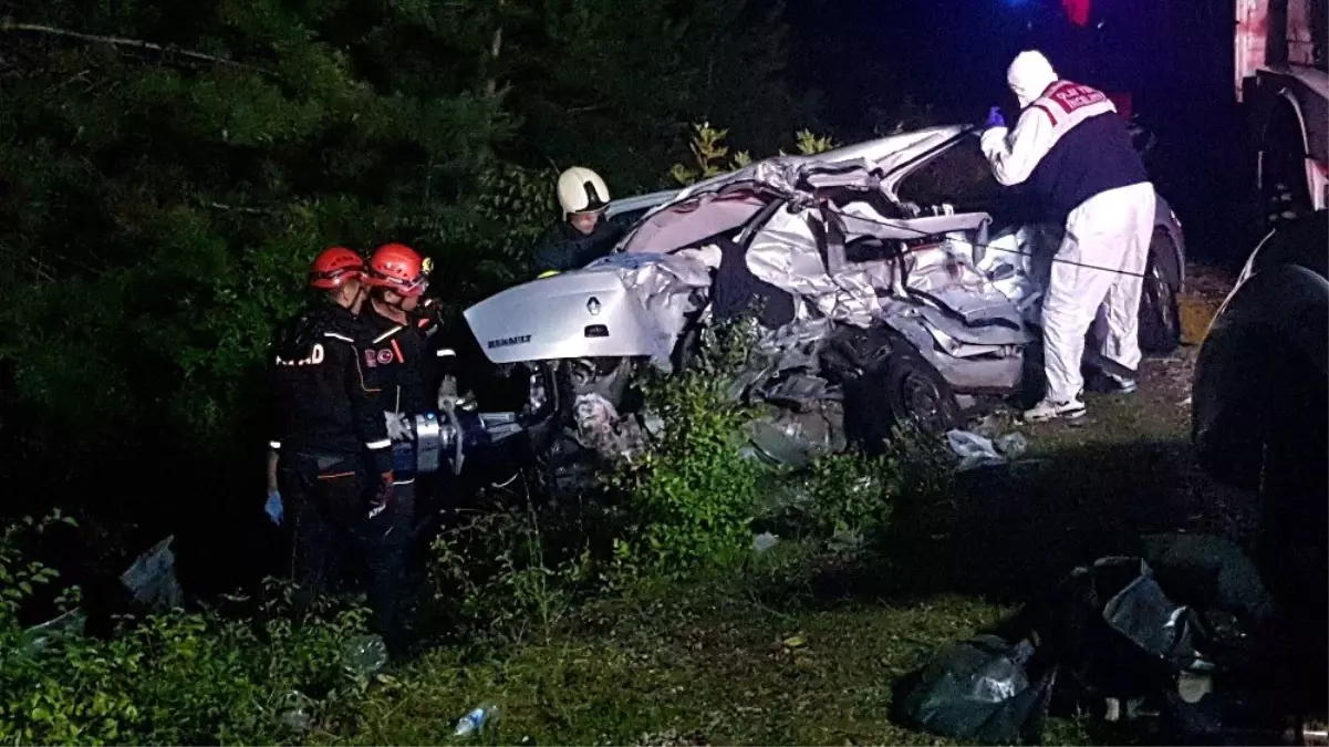 Otomobilde sıkışan cesetler 1 saatte çıkarıldı