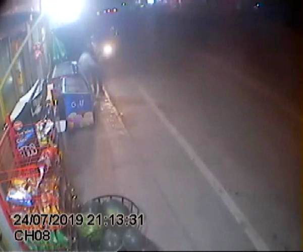Otomobilin baba ve 2 çocuğuna çarpma anı kamerada