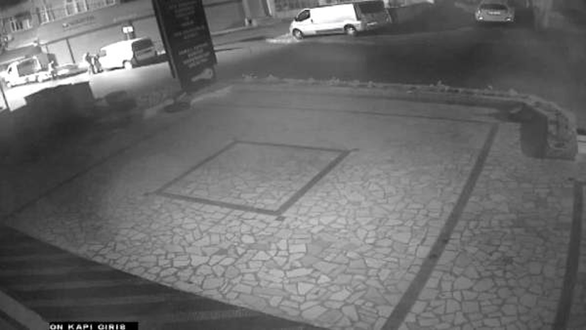 Otomobilleri çekiciyle böyle çalıyordu