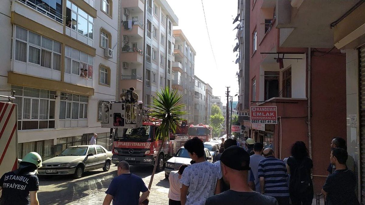 (Özel) İtfaiye aracından damlayan su ile serinleyen sevimli güvercin ilgi odağı oldu