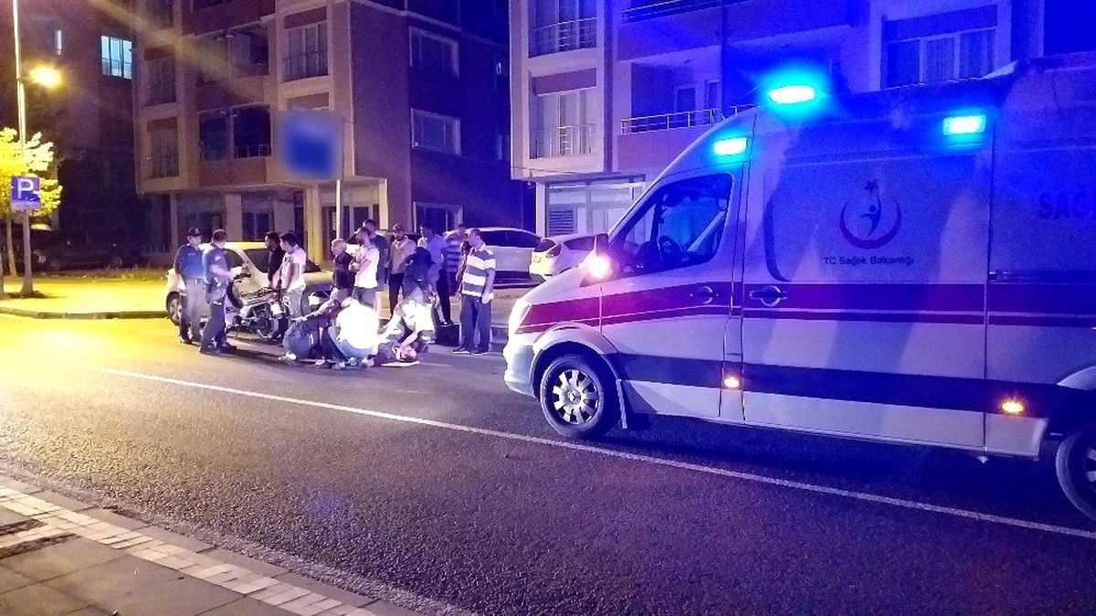 Park halindeki araca çarpan motosikletli yaralandı