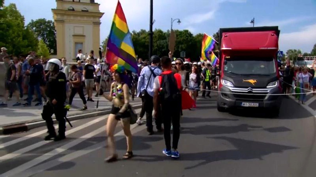 Polonya\'da LGBTİ+ yürüyüşüne aşırı sağcılardan saldırı