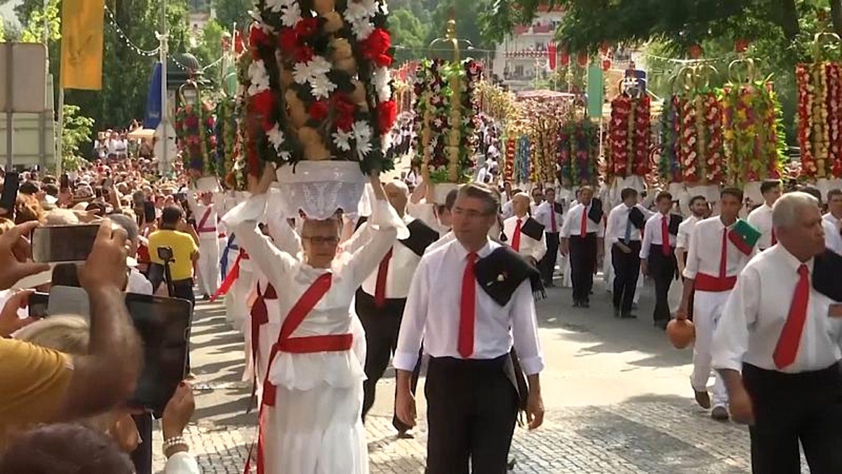 Portekiz\'de tarihi 16. yüzyıla dayanan gelenek: Tepsi Festivali