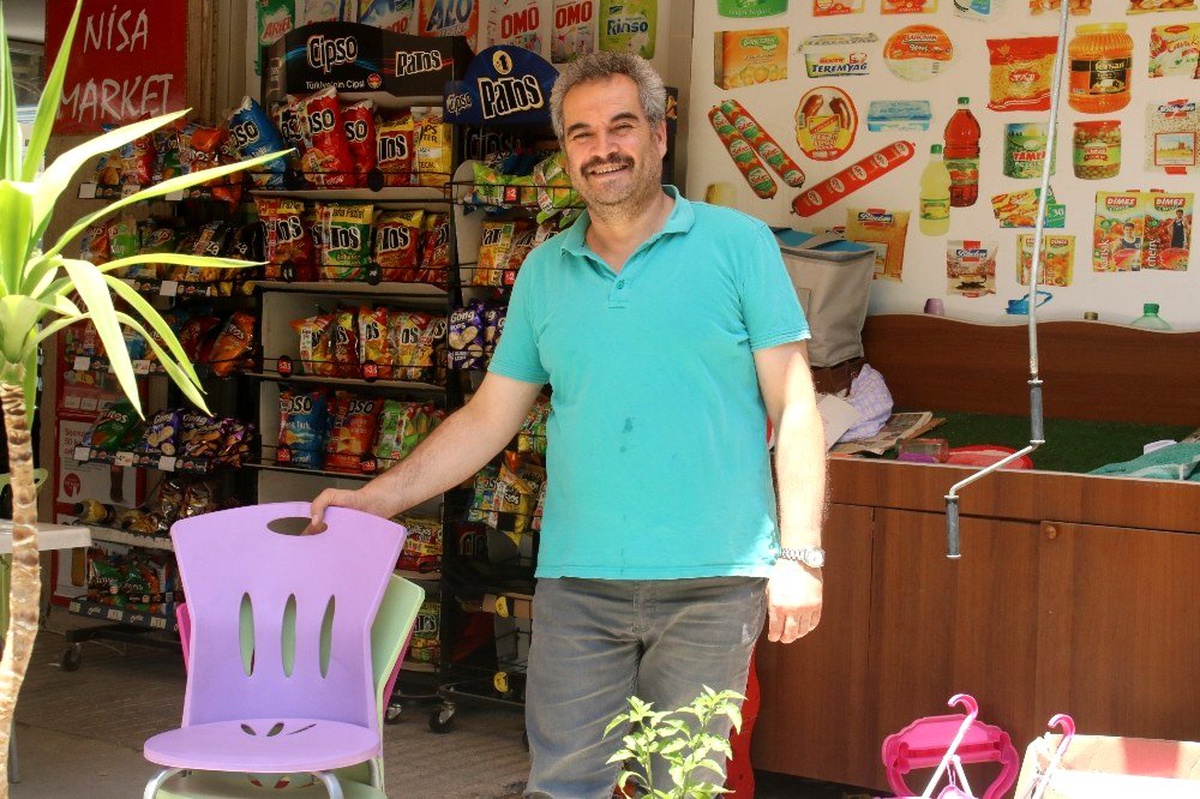 Sandalyeleri kafasının üstüne koyarak böyle çaldı