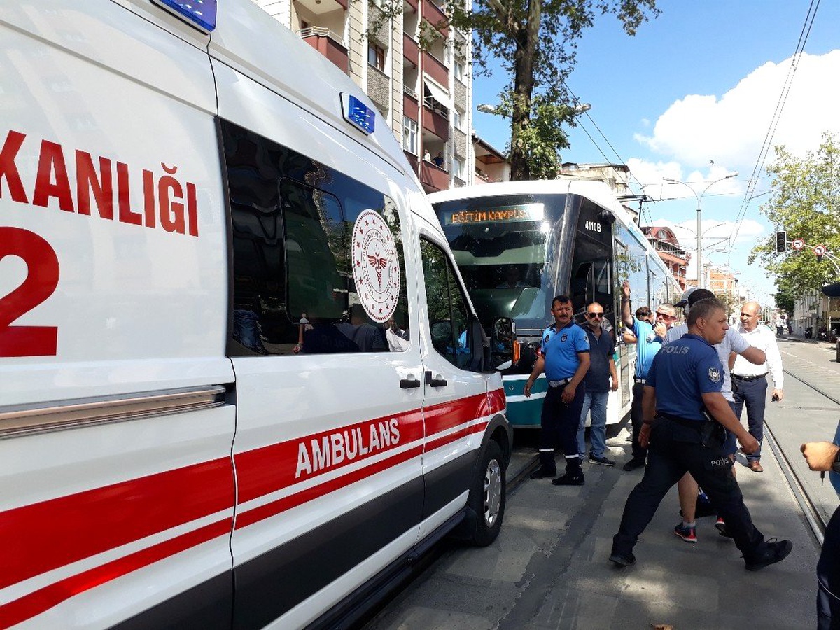 Telefona dalan kadına tramvay çarptı