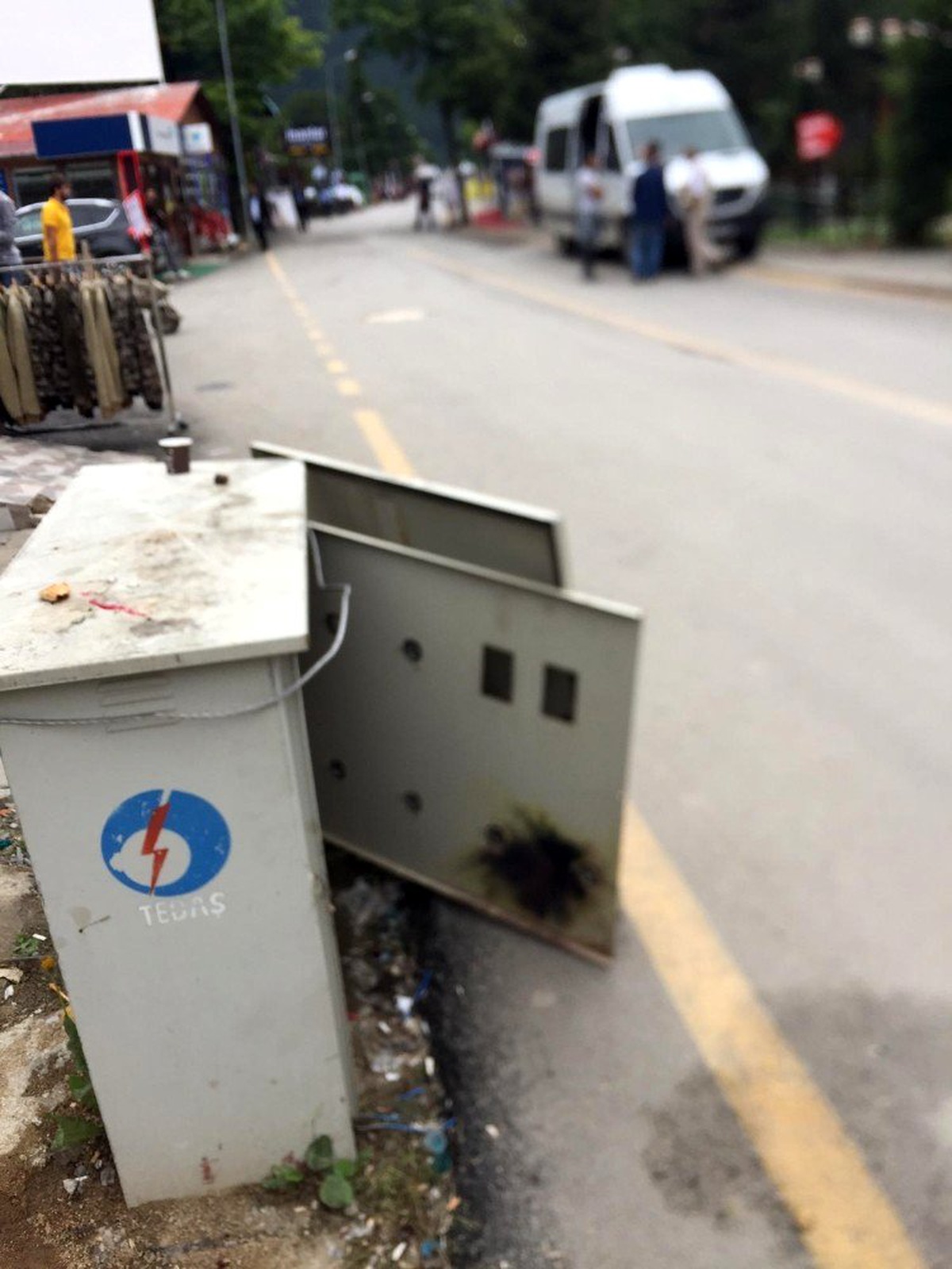 Turizm Merkezi Uzungöl\'de bulunan kapağı açık elektrik trafosu tehlike saçıyor
