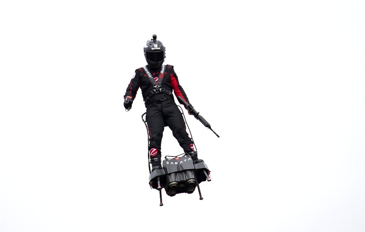 "Uçan asker" Zapata, flyboard ile Manş Denizi\'ni geçmeye çalışırken suya düştü